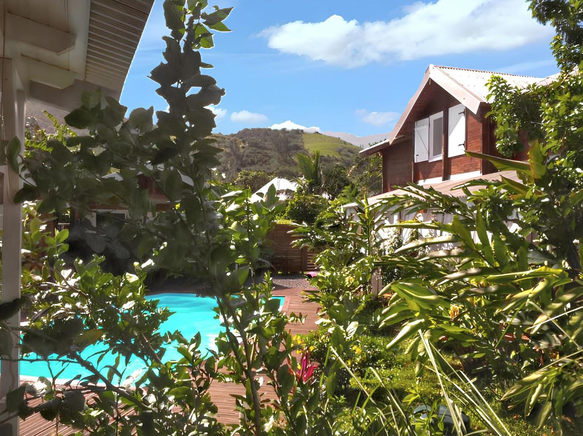 Bungalow Charmant A Saint-Joseph, Vue Sur La Piscine Esterno foto