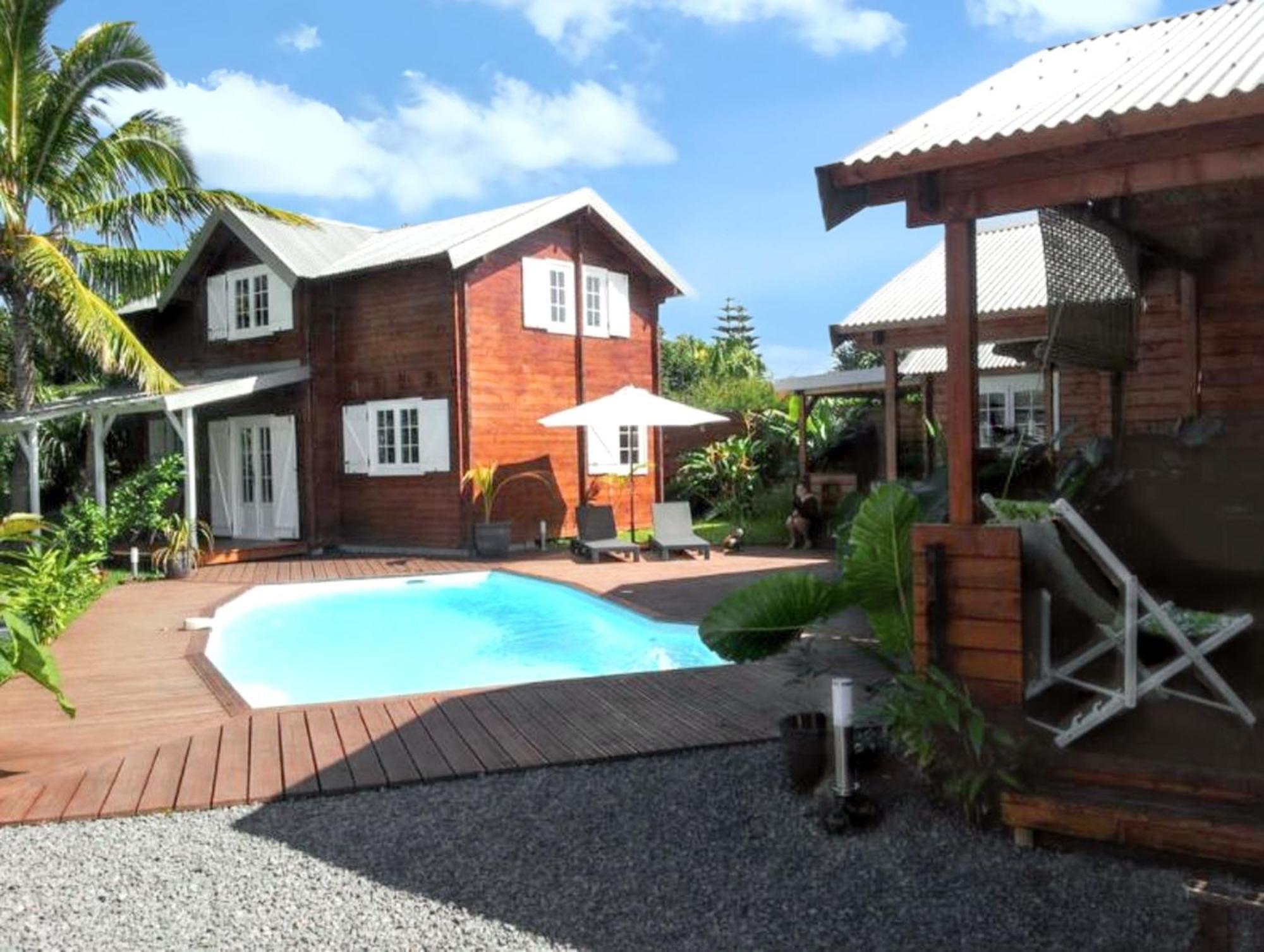 Bungalow Charmant A Saint-Joseph, Vue Sur La Piscine Esterno foto