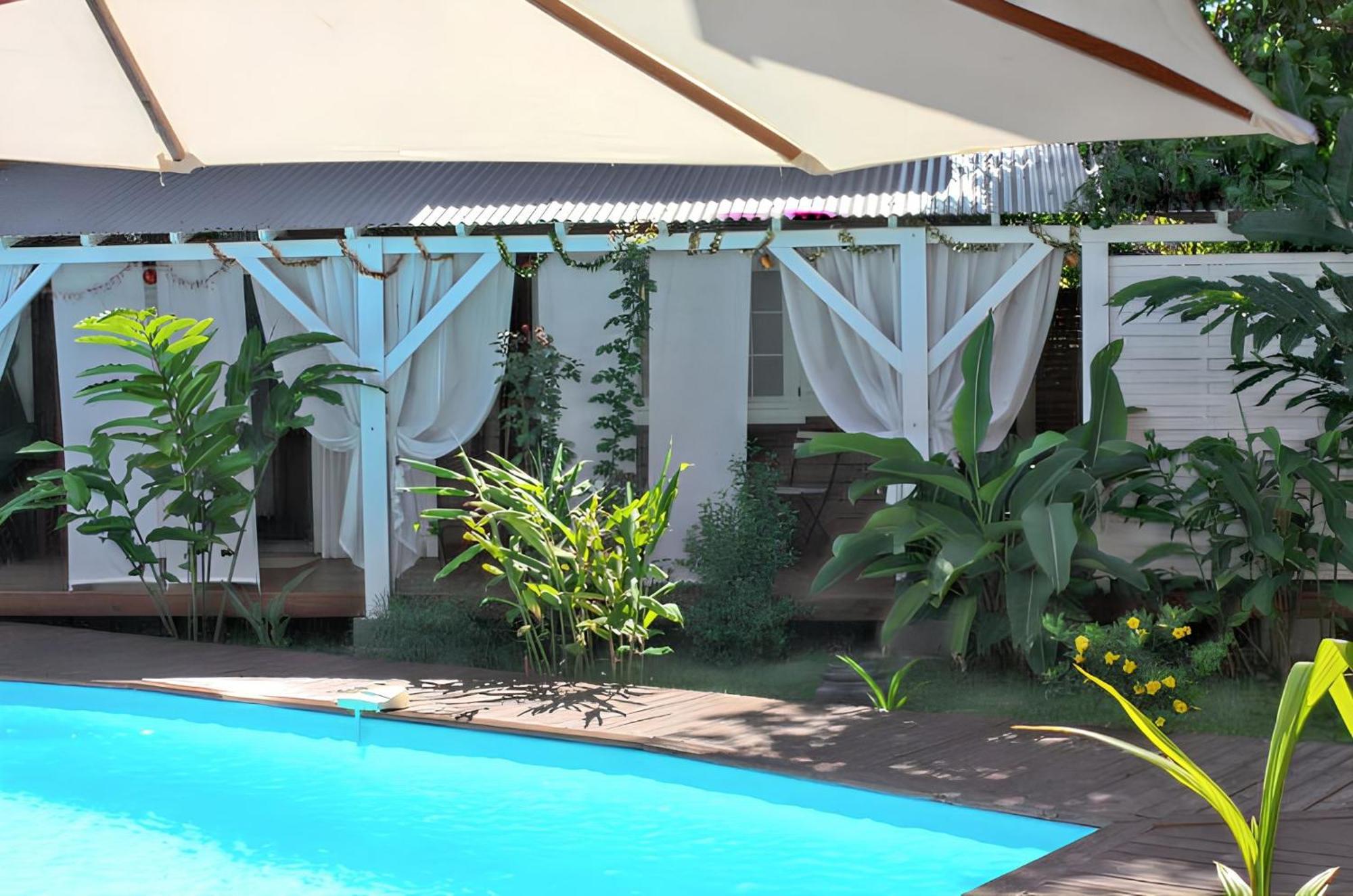 Bungalow Charmant A Saint-Joseph, Vue Sur La Piscine Esterno foto